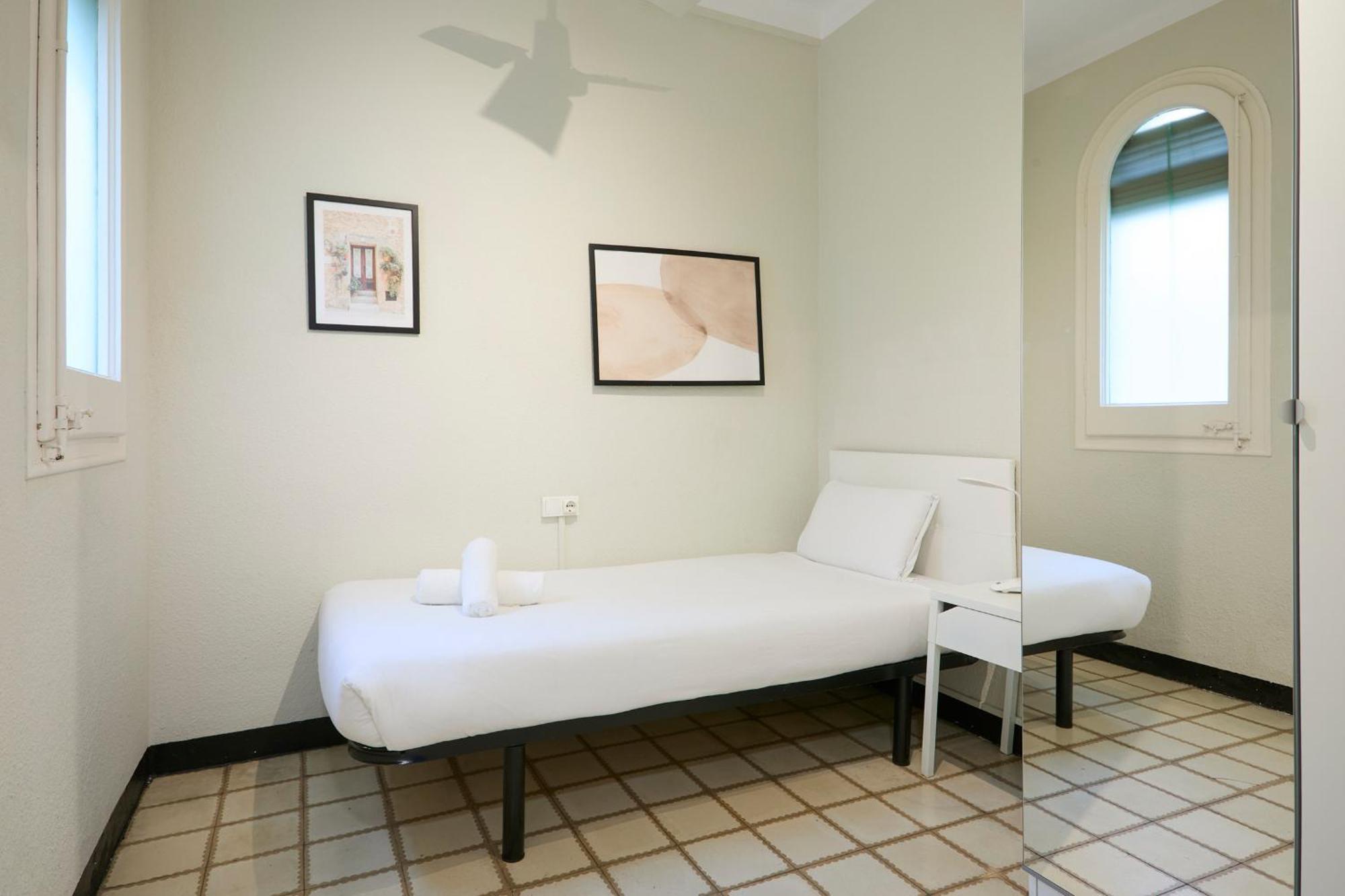 63Par1016- Sunny Apartment In Paralel Барселона Екстериор снимка