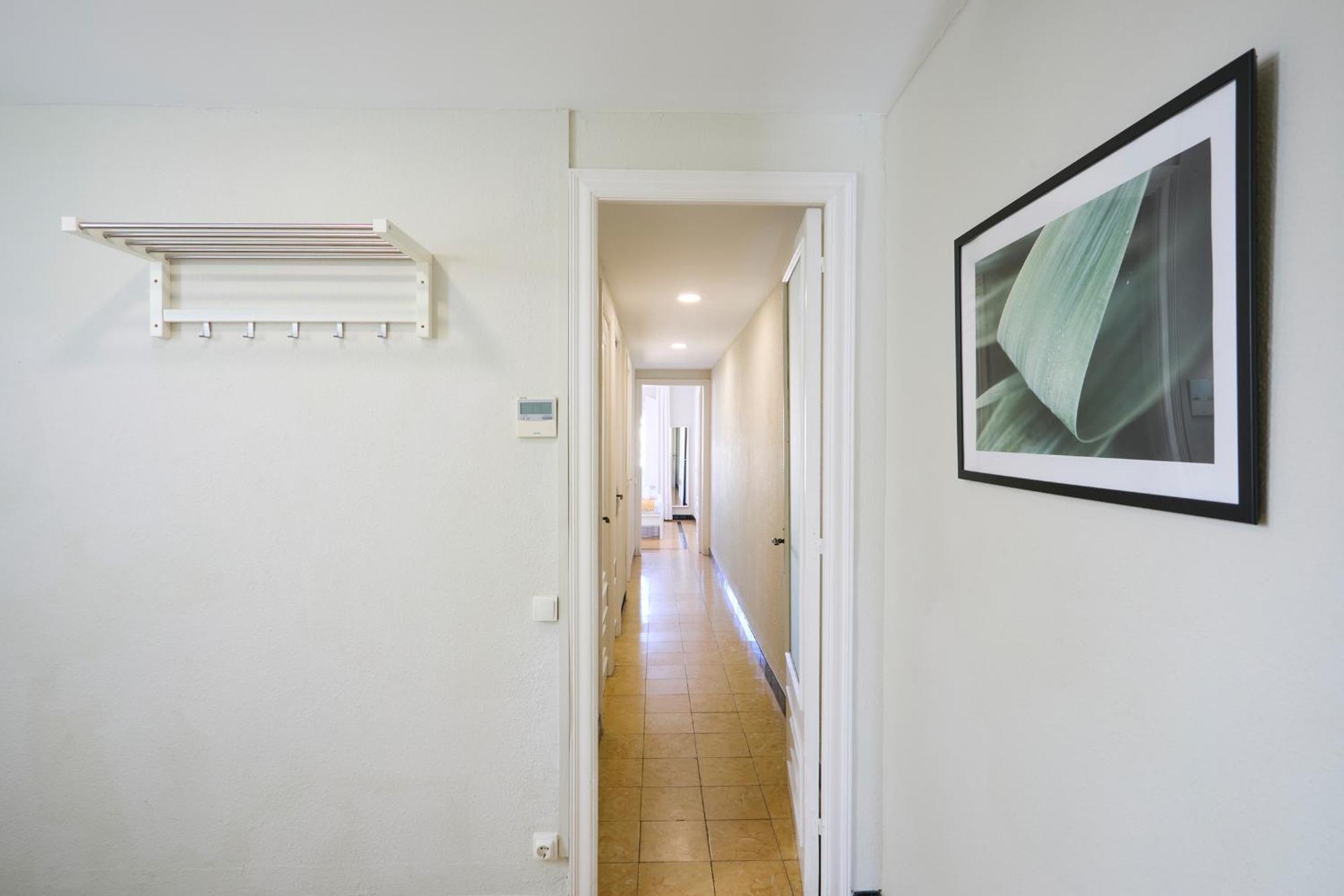63Par1016- Sunny Apartment In Paralel Барселона Екстериор снимка