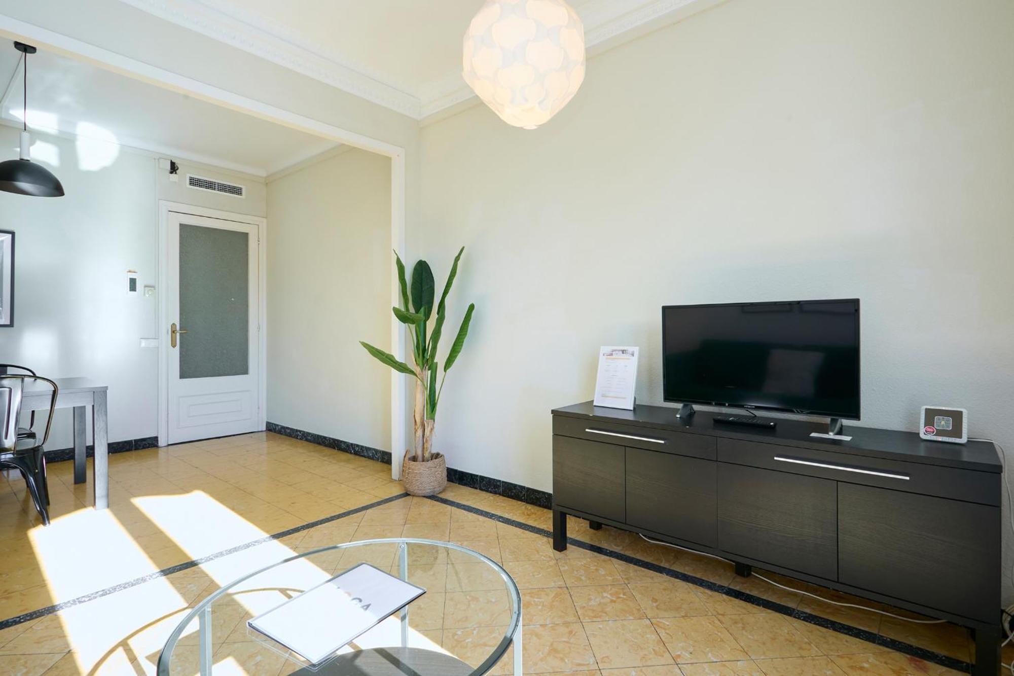 63Par1016- Sunny Apartment In Paralel Барселона Екстериор снимка