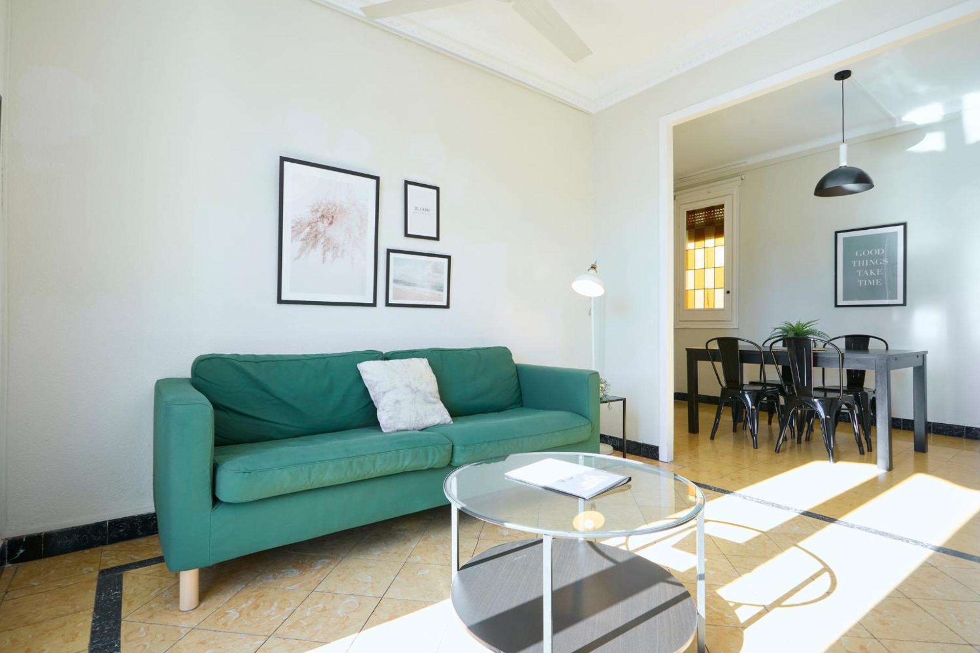 63Par1016- Sunny Apartment In Paralel Барселона Екстериор снимка