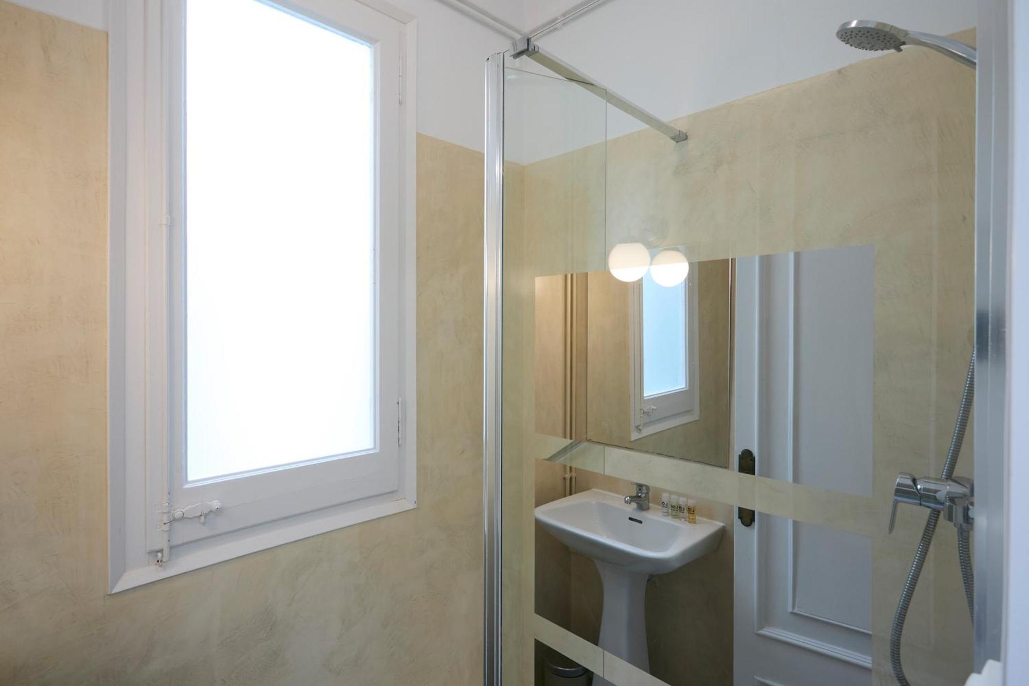 63Par1016- Sunny Apartment In Paralel Барселона Екстериор снимка
